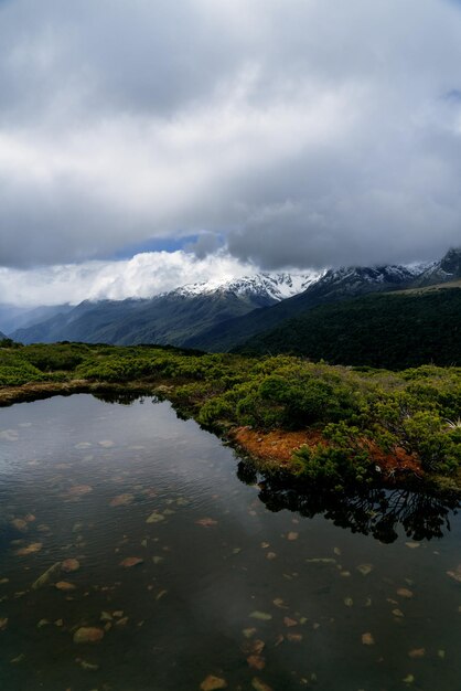 Photo scenic view of lake and mountains against sky