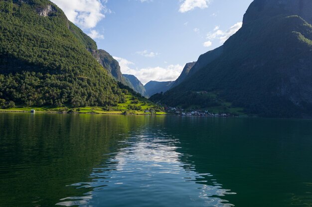 Foto vista panoramica del lago e delle montagne sul cielo