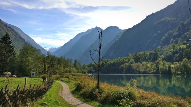 Photo scenic view of lake and mountains against sky