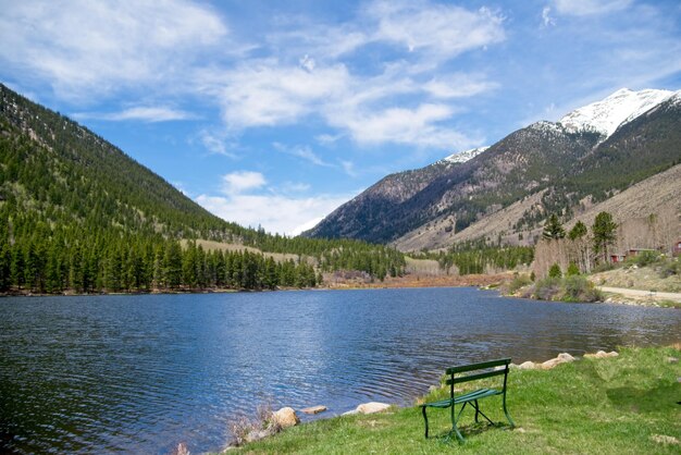 Photo scenic view of lake and mountains against sky