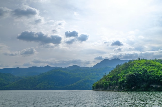 空に照らされた湖と山の景色
