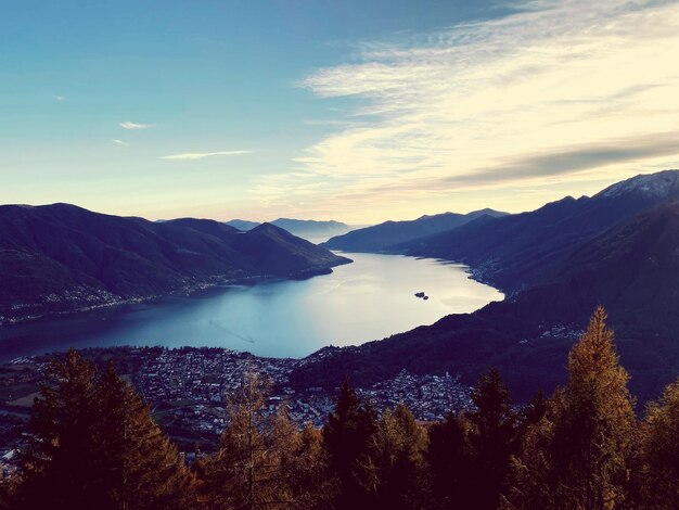 Foto vista panoramica del lago e delle montagne sul cielo