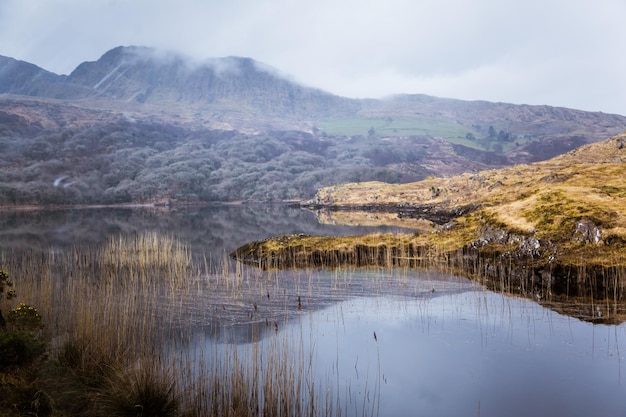 Photo scenic view of lake and mountains against sky