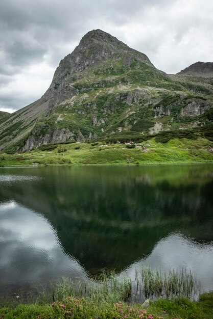 Photo scenic view of lake and mountains against sky