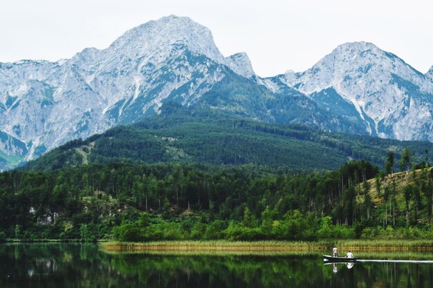 Photo scenic view of lake and mountains against sky