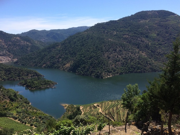 Foto vista panoramica del lago e delle montagne sul cielo