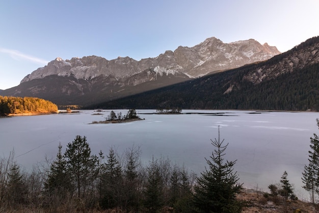 空の背景にある湖と山の景色