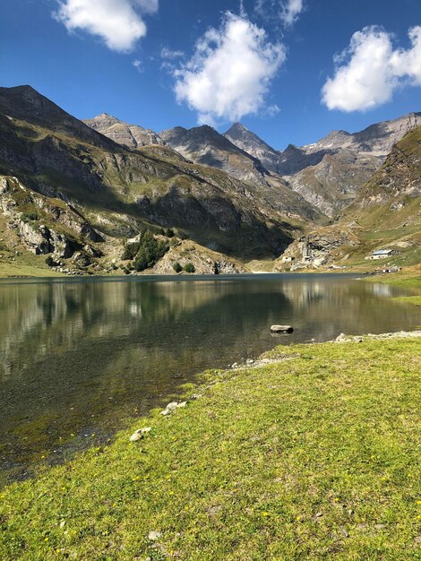 Foto vista panoramica del lago e delle montagne sul cielo