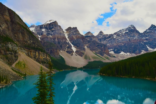 Photo scenic view of lake and mountains against sky