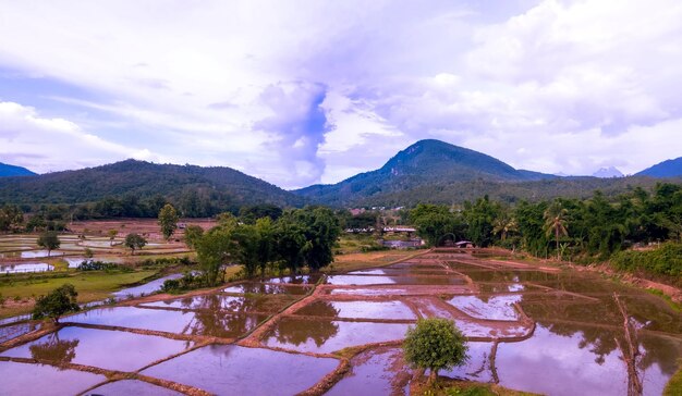 Foto vista panoramica del lago e delle montagne sul cielo