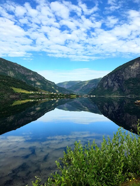 Foto vista panoramica del lago e delle montagne sul cielo