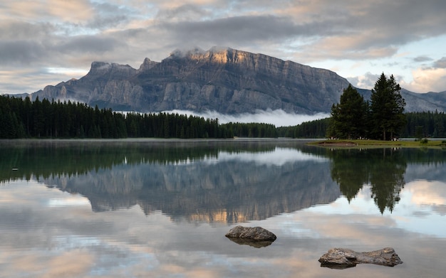 Photo scenic view of lake and mountains against sky