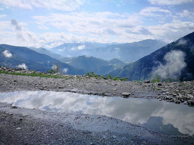 Foto vista panoramica del lago e delle montagne sul cielo