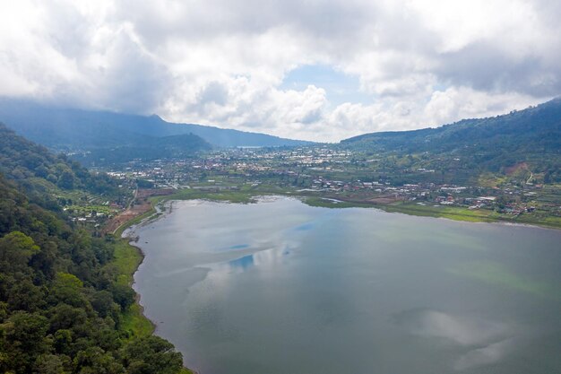 空に照らされた湖と山の景色