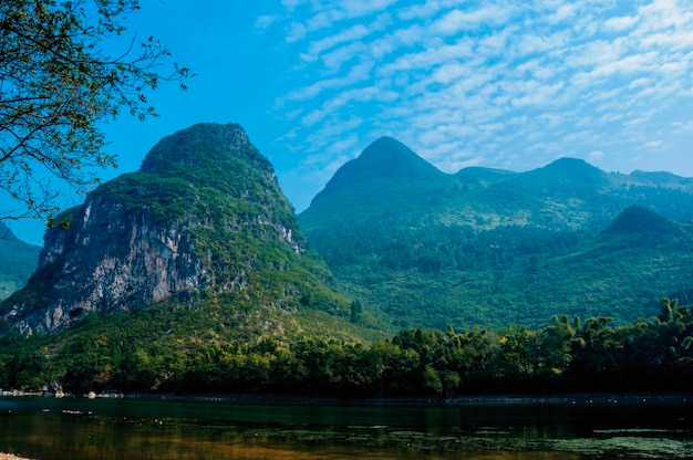 Foto vista panoramica del lago e delle montagne sul cielo