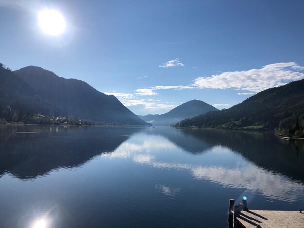 Photo scenic view of lake and mountains against sky