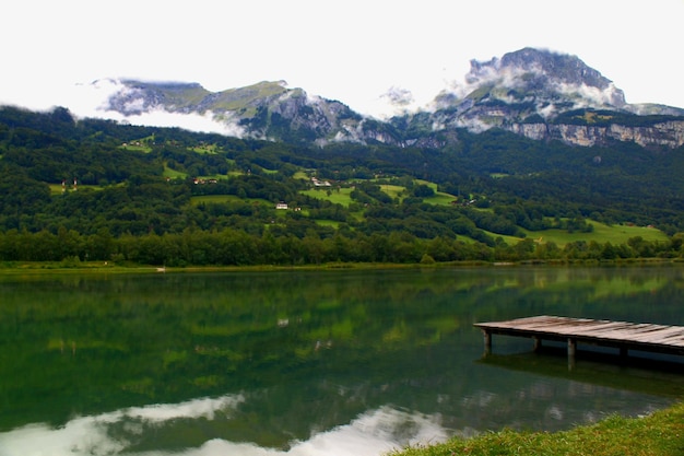 Foto vista panoramica del lago e delle montagne sul cielo