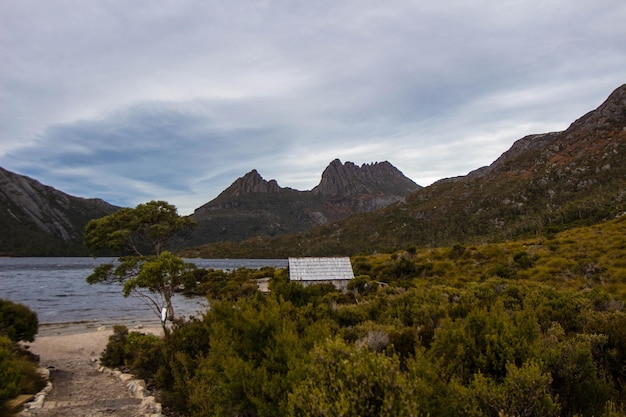 Foto vista panoramica del lago e delle montagne sul cielo