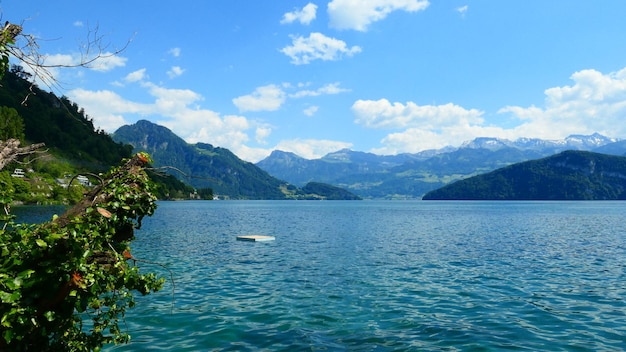 Photo scenic view of lake and mountains against sky