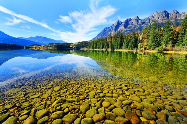 Photo scenic view of lake and mountains against sky