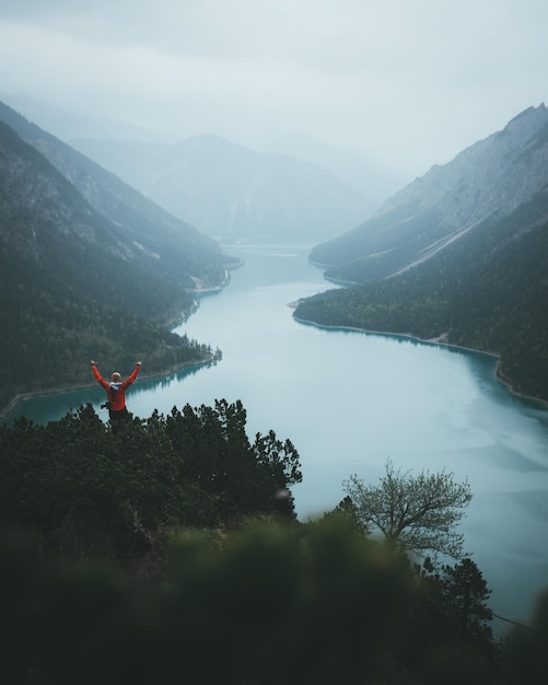 Photo scenic view of lake and mountains against sky