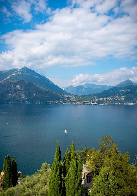 Foto vista panoramica del lago e delle montagne sul cielo