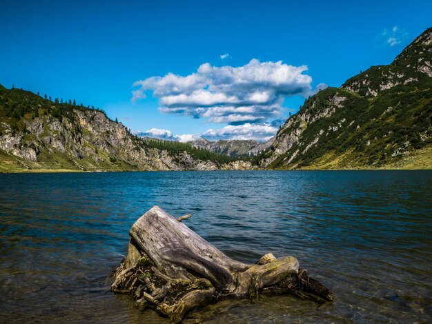 Foto vista panoramica del lago e delle montagne sul cielo