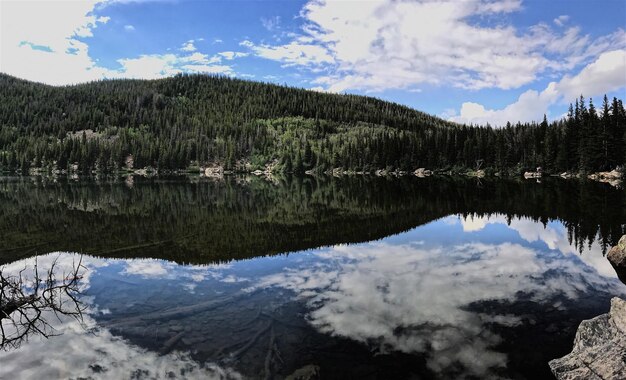 Photo scenic view of lake and mountains against sky