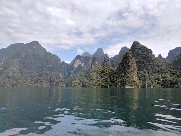 空に照らされた湖と山の景色