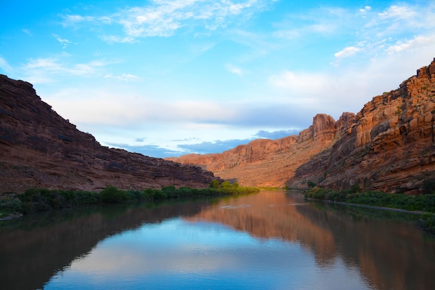 Photo scenic view of lake and mountains against sky