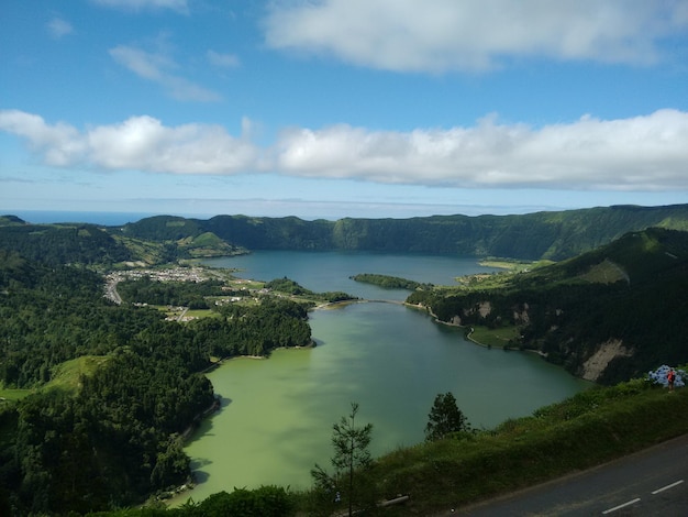 Photo scenic view of lake and mountains against sky