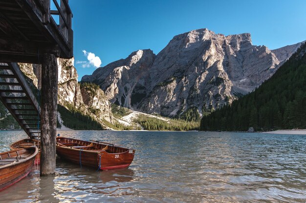 Vista panoramica del lago e delle montagne sul cielo