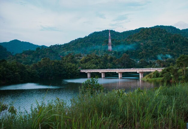 Foto vista panoramica del lago e delle montagne sul cielo