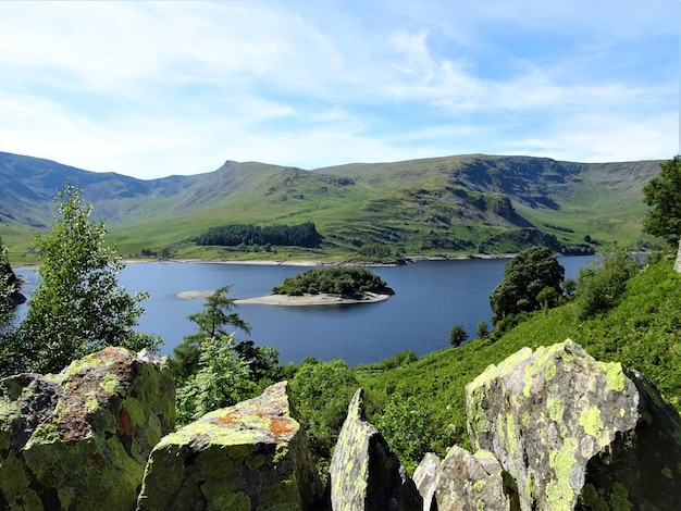 Foto vista panoramica del lago e delle montagne contro il cielo