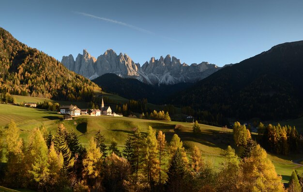 Vista panoramica del lago e delle montagne sul cielo