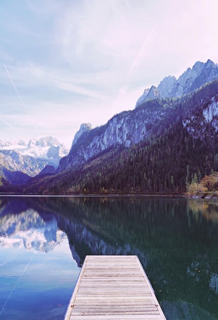 Photo scenic view of lake and mountains against sky