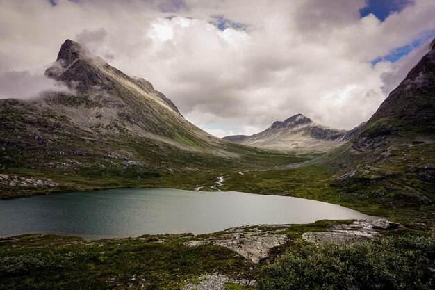 Foto vista panoramica del lago e delle montagne sul cielo