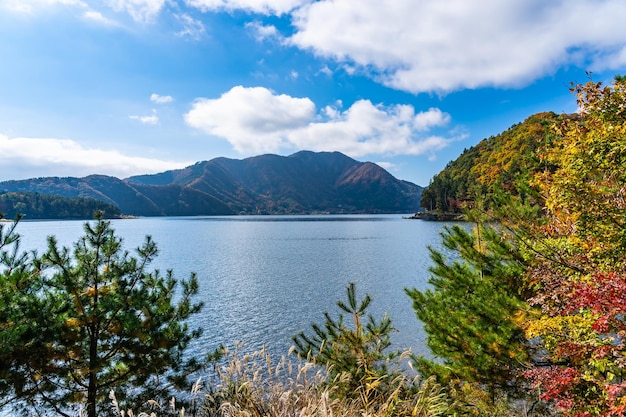 空の背景にある湖と山の景色