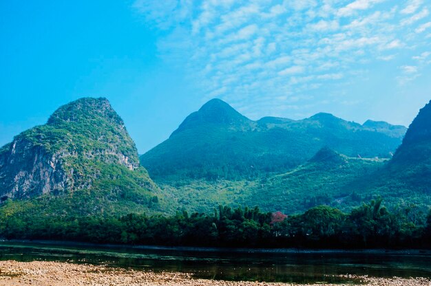 Foto vista panoramica del lago e delle montagne sul cielo