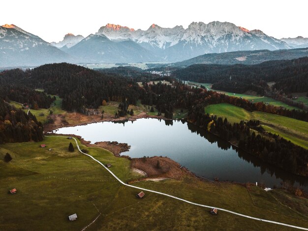 Photo scenic view of lake and mountains against sky