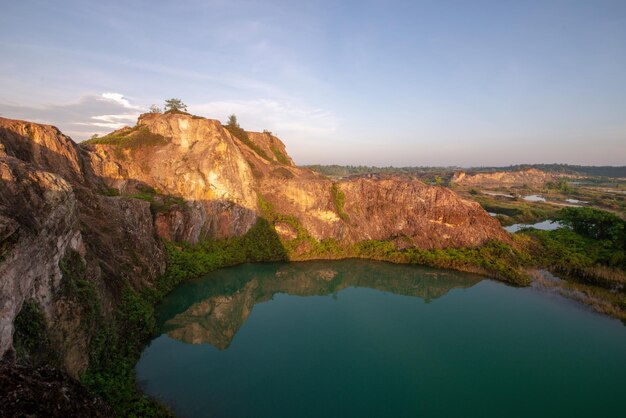 Foto vista panoramica del lago e delle montagne sul cielo