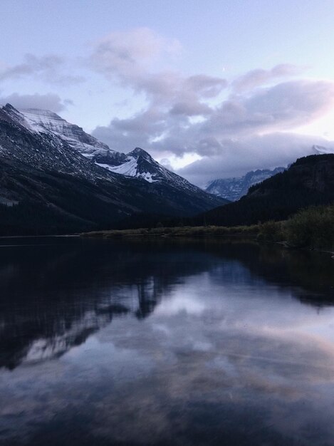 Photo scenic view of lake and mountains against sky