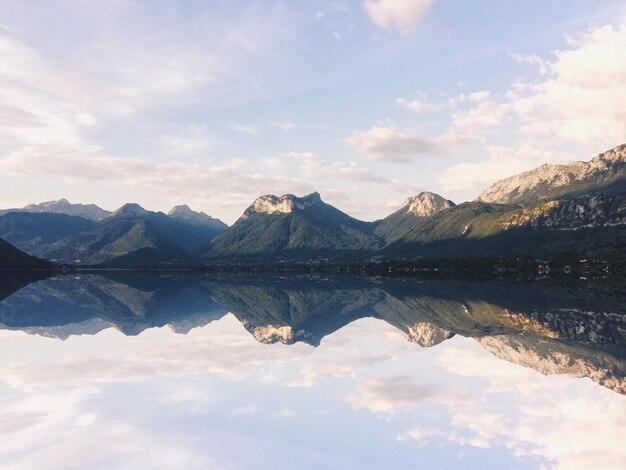 Photo scenic view of lake and mountains against sky