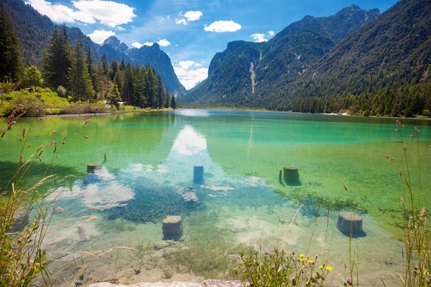 Photo scenic view of lake and mountains against sky