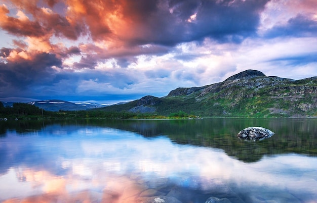 Photo scenic view of lake and mountains against sky