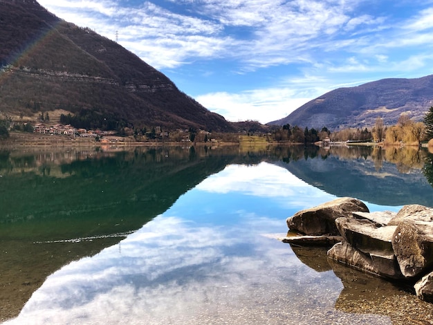 Foto vista panoramica del lago e delle montagne contro il cielo