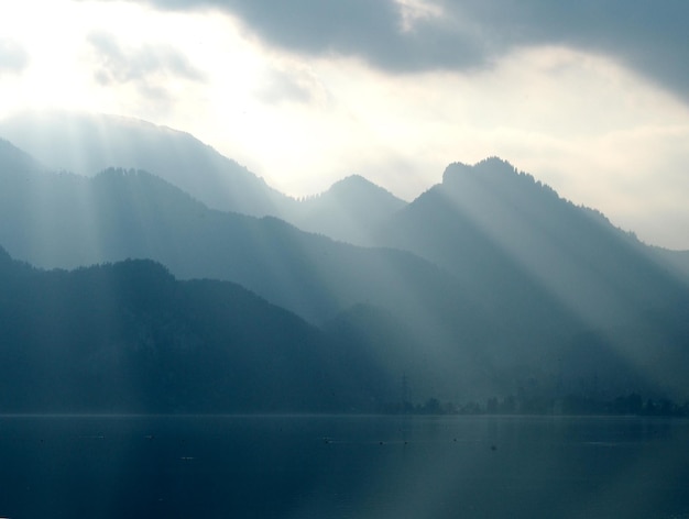 Foto vista panoramica del lago e delle montagne sul cielo