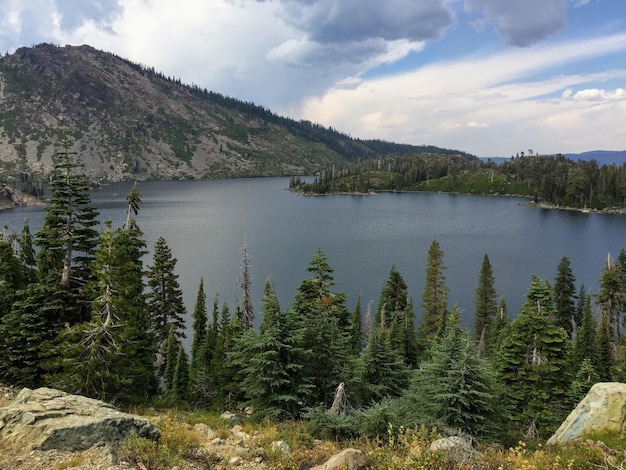 Photo scenic view of lake and mountains against sky