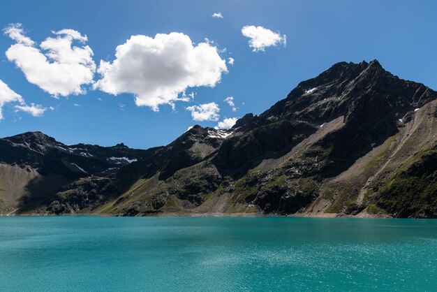 Foto vista panoramica del lago e delle montagne contro il cielo