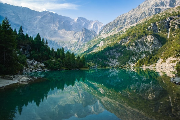 Foto vista panoramica del lago e delle montagne contro il cielo